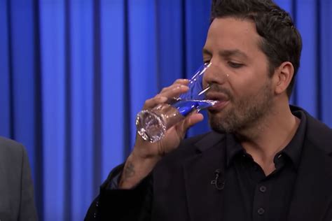how does david blaine swallow frogs